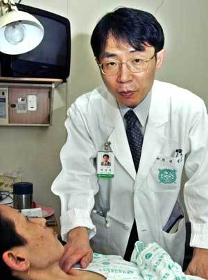 서울대병원 허대석 교수가 병실에서 암 환자의 상태를 살펴보고 있다.권주훈기자 kjh@donga.com
