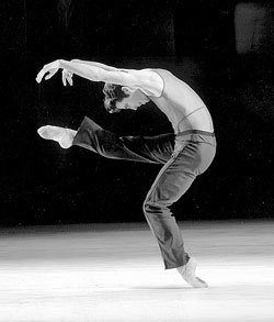 스위스 취리히발레단 예술감독인 하인츠 스포얼리의 모던 발레 ‘All Shall Be(올 셸 비)’는 고전발레의 특성을 잘 살린 현대무용이다. -사진제공 유니버설발레단