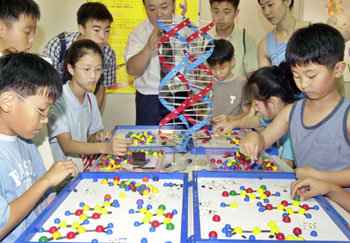 ‘2003 대한민국 과학축전’에는 DNA 발견 50주년 기념 전시회가 마련된다. -동아일보 자료사진