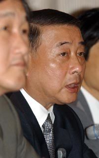 소버린자산운용의 국내 투자자문사인 라자드아시아의 오호근 회장이 11일 오전 웨스틴조선호텔에서 기자회견을 갖고 SK글로벌에 대한 소버린측 입장을 밝히고 있다. 이날 소버린측은 SK㈜의 SK글로벌에 대한 지원 중단과 이사진 교체 등을 주장했다. 연합