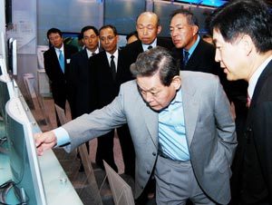 삼성그룹 이건희 회장이 11일 삼성전자 수원사업장에서 열린 ‘2003 선진제품 비교 전시회’에 참석해 전시된 제품들을 둘러보고 있다. 사진제공 삼성그룹