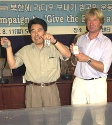 탈북자들을 돕는 활동을 하는 독일인 인권운동가 노르베르트 폴러첸(오른쪽)과 신동철 목사가 11일 서울 한국프레스센터 기자회견장에서 풍선에 매달아 북한 주민들에게 띄워 보낼 라디오를 공개하고 있다. -석동률기자