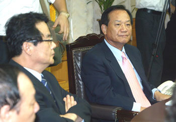 최병렬 한나라당 대표가 11일 한총련의 미군 장갑차 점거시위 사태를 논의하는 당 상임운영위원회에 참석해 굳은 표정을 짓고 있다. -김경제기자