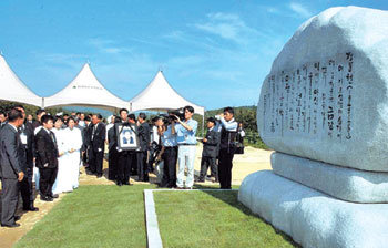 11일 금강산 온정각에서 정몽헌 회장의 유가족 및 친지, 현대아산 임직원 등이 정 회장 추모비 앞에서 추모행사를 하고 있다. -사진공동취재단