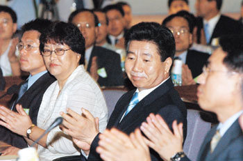 노무현 대통령이 11일 오후 정부중앙청사 별관에서 열린 행정자치부 공무원들과의 대화에서 박수를 치고 있다. -박경모기자