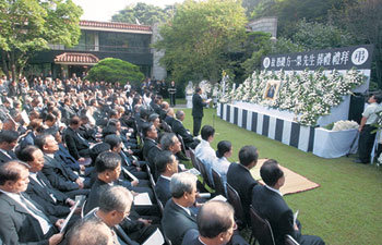 고 방일영 조선일보 전 회장의 영결식이 각계 인사들이 참석한 가운데 12일 오후 서울 동작구 흑석동 자택에서 열렸다. -사진공동취재단