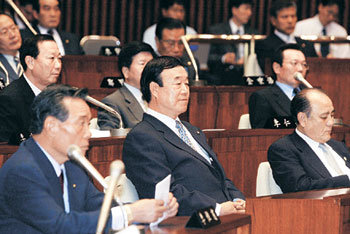 12일 소집된 민주당 의원총회장에서는 권노갑 전 고문의 긴급체포에 항의하는 동교동계 의원들의 발언이 이어졌다. -김경제기자