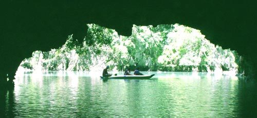 카약을 타고 통과한 바다동굴의 한쪽 끝 풍경. 외계의 혹성을 연상케 할 만큼 생경한 동굴 밖 라군(호수처럼 잔잔한 바다)은 억겁세월동안 석회암 섬에서 진행된 침식작용의 결과 형성된 카르스트 가운데서도 특이한 우물 형태의 공간 `홍`(Hong)이다. 조성하기자