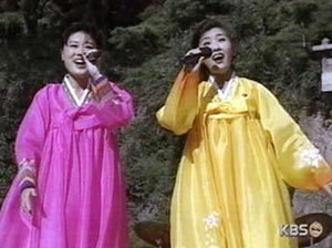 평양 모란봉 공원에서 열린 KBS 1 ‘평양노래자랑’ 녹화 공연에서 북한의 두 여성이 노래를 부르고 있다. 사진제공 KBS