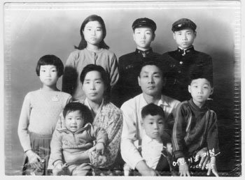 1960년대 어느 어린이날에 부모님과 남매들이 모여 가족사진을 찍었다. -사진제공 형난옥씨