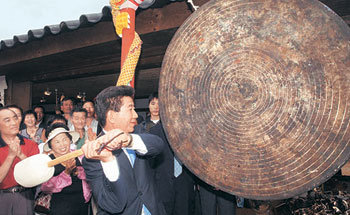 노무현 대통령이 13일 2003 경주 세계문화엑스포 개막식에 참석한 뒤 신라의 수도 서라벌의 저잣거리를 재현한 행사장에서 북을 치고 있다. -경주=박경모기자