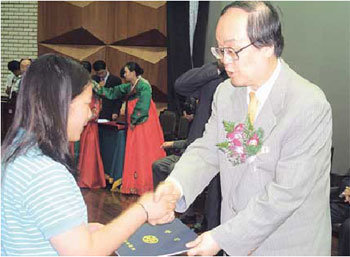 동아일보 김학준 사장(오른쪽)이 13일 ‘눈으로 보는 공기압력’이라는 작품을 출품해 입상한 서울 면목초등학교 6학년 방혜리양에게 상장을 수여하고 있다. -대전=지명훈기자