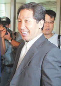 민주당 김근태 의원이 14일 오전 정치자금 수수와 관련해 서울고등법원에서 벌금형을 선고받은 뒤 지지자들의 격려를 받으며 밝은 표정으로 법원을 나서고 있다. -이훈구기자