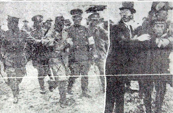 윤봉길 의사(×자 표시)가 의거 직후 일본 헌병에 끌려가는 사진이 새로 공개됐다. -사진제공 김상기교수