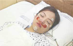 15일 김동욱 교수가 조혈모세포 이식 후 간을 이식 받은 박복식씨에게 매달 실시하는 정기 진단을 하고 있다.권주훈기자 kjh@donga.com