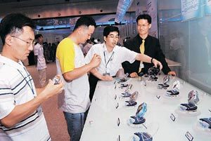 삼성전자 직원들이 수원사업장에서 열리고 있는 2003 선진 제품 비교전시회에서 전시품들을 살펴보고 있다. 사진제공 삼성전자