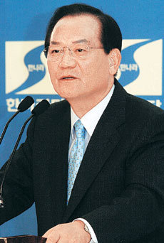 한나라당 최병렬 대표가 17일 오후 서울 여의도 한나라당 당사에서 기자회견을 갖고 지난 6개월간 노무현 대통령의 국정 수행 결과에 대한 강도 높은 비판을 하고 있다. -서영수기자