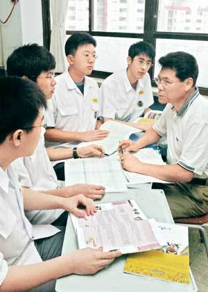 서울 은평구 선정고 3학년생들이 13일 2004학년도 대입 2학기 수시모집 등에 대비해 진학 상담을 하고 있다.권주훈기자 kjh@donga.com