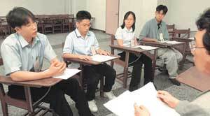 대입 수시모집에 응시한 수험생들이 면접관의 질문에 진지한 표정으로 답하고 있다. 이를 지켜보는 수험생의 진지함이 느껴진다.동아일보 자료사진