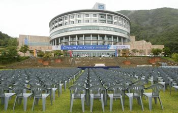 북한이 대구유니버시아드 불참 시사에 이어 입국을 거부하고 있는 가운데 18일 북한응원단의 환영식이 열릴 예정이던 대구은행연수원 운동장엔 빈의자들만 썰렁하게 놓여 있다.대구=특별취재반