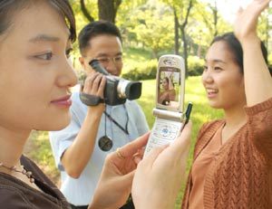한 여성이 카메라폰으로 친구를 찍고 있다. 아직은 카메라폰으로 찍은 사진을 휴대전화 단말기로 감상하거나 배경화면으로만 지정하는 경우가 많다. 그러나 앞으로 카메라폰의 해상도가 높아지고 사용자가 더 늘어나면 일반 디지털카메라로 찍은 사진처럼 다양하게 활용하는 사람이 늘어날 것으로 보인다. 사진제공 LG전자