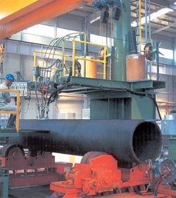 경남 진사산업단지내 입주한 EEW 코리아의 대형 강관 생산현장. 강정훈기자