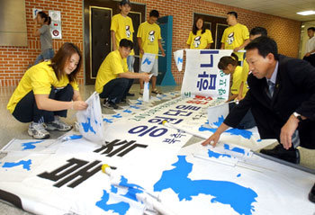 북한이 대구유니버시아드대회 불참을 시사한 가운데 최성곤 계명대 교수(오른쪽) 등 북한팀 서포터스가 18일 계명대 태권도센터에서 환영 플래카드와 한반도기 등을 점검하고 있다. -대구=연합