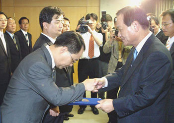 한나라당 최병렬 대표(오른쪽)가 18일 서울 여의도 당사에서 신임 부대변인 22명에게 임명장을 수여하고 있다. -서영수기자