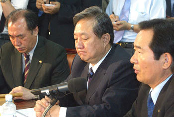 민주당 정대철 대표(가운데)가 18일 오전 서울 여의도 당사에서 열린 고위당직자회의 중 입을 굳게 다문 채 참석자들의 발언을 듣고 있다. -김경제기자