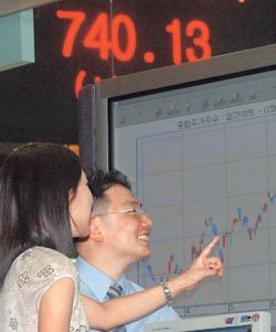 11개월 만에 종합주가지수가 740선을 넘어 740.13으로 장이 마감된 19일 오후 증권거래소 직원들이 밝은 표정으로 주가지수 그래프를 바라보고 있다. 연합