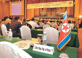 하계 유니버시아드대회 개막을 이틀 앞둔 19일 오전 대구 인터불고호텔에서 열린 세계대학생연맹(FISU) 총회장. 이날 오후 뒤늦게 참가를 결정한 북한 관계자석에 인공기만 덩그러니 자리를 지키고 있다. -대구=뉴시스
