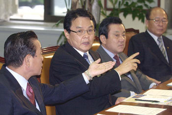 한나라당이 19일 주요 당직자회의를 열고 김두관 행정자치부 장관의 해임안 제출 등을 논의하던 중 홍사덕 원내총무(가운데)가 참석자의 발언을 막으며 장내를 정리하고 있다. -서영수기자