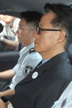 현대에서 150억원을 수수한 혐의를 받고 있는 박지원 전 문화관광부장관이 19일 오전 검찰 조사를 받기 위해 승용차를 타고 대검 청사로 들어서고 있다. -변영욱기자