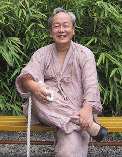 연극 ‘물질적 남자’에 출연하는 의사 겸 배우 이항 한양대 교수. 이 교수는 서울 토박이인데도 전라도 사투리를 자유롭게 구사한다. -주성원기자