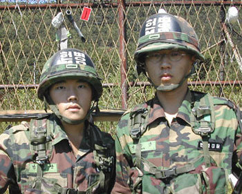 한라산 이병(왼쪽)과 백두산 이병. -사진제공 육군