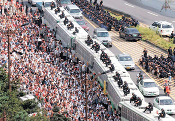 한국노총과 민주노총 조합원 4000여명이 20일 서울 영등포구 여의도 국회 앞에서 주5일제 정부안의 국회 통과 저지를 위한 결의대회를 갖고 있다. 경찰은 이들이 국회로 진출하지 못하도록 버스로 길을 봉쇄했다. -서영수기자