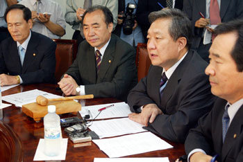 민주당 정대철 대표(오른쪽에서 두번째)가 20일 고위당직자회의에서 주류 비주류간에 진행되고 있는 신당논의의 진전 상황을 설명하고 있다. -김경제기자