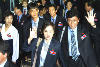 대구 유니버시아드에 참가하는 북한 선수단과 임원, 기자단이 환영인파를 향해 손을 흔들며 김해국제공항 입국장에서 나오고 있다. -부산=사진공동취재단