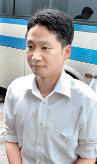 20일 오후 몰래카메라 촬영과 관련해 긴급 체포된 김도훈 검사가 청주지검에 출두하고 있다.청주=연합
