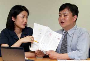 이지선씨(왼쪽)와 윤종빈씨가 매일 내고 있는 세금을 계산해 보고 예상보다 액수가 많은 데 놀라고 있다.이종승기자 urisesang@donga.com