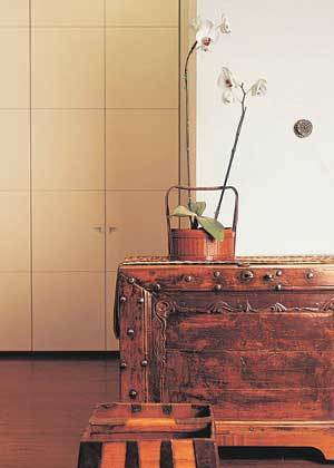 손때묻은 장식장이 동양적 신비감과 친근감을 준다. LG데코빌