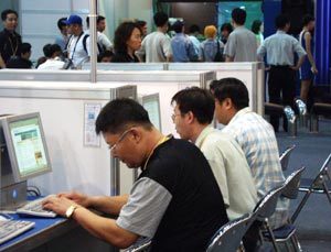 재취업의 기본은 취업정보. 재취업 박람회에 참석한 지원자들이 인터넷을 통해 고용정보를 검색하고 있다. 사진제공 인크루트