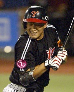 10일 대구구장에서 열린 경기에서 삼성 투수 노장진의 빠른 볼에 오른쪽 팔꿈치를 맞으면서 괴로워하고 있는 LG 김재현. 동아일보 자료사진