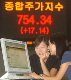 21일 종합주가지수가 750선을 돌파하면서 13개월 만에 최고치를 기록하자 증권거래소 직원들이 밝은 표정으로 시세표 단말기를 보고 있다. 김동주기자