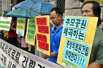 20일 서울환경운동연합 회원들이 서울시청 본관 앞에서 서초구 원지동 추모공원 부지에 국가중앙의료원을 건립하기로 한 시의 결정에 반대하는 시위를 벌이고 있다. -이훈구기자