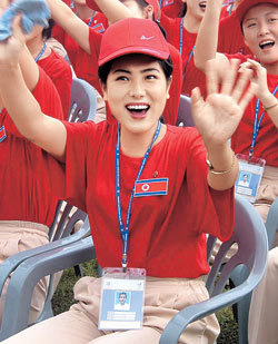 “고향에 온 것 같습니다.” 북한 응원단원인 이은혜씨는 “17일 도착 일정이 취소됐을 때는 눈앞이 캄캄했다”고 말했다. -대구=특별취재반