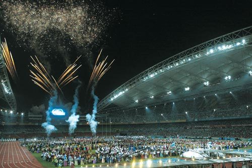 2003 대구 유니버시아드 개회식에서 성화대의 성화가 점화되는 순간 축포가 터져 밤하늘을 화려하게 수놓고 있다..[대구=특별취재반]