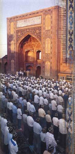 1990년대 발칸 지역의 분쟁을 예견했던 로버트 카플란은 21세기 새로운 분쟁 지역으로 정세가 불안하고 자원이 풍부한 중앙아시아 지역을 지목했다. 중앙아시아 이슬람 사원에서 신도들이 기도하는 모습.사진제공 르네상스