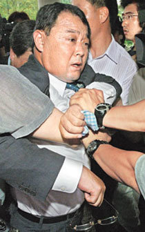 22일 오후 청주지검에 소환된 양길승 전 대통령제1부속실장(가운데)이 기자들의 질문에 답하지 않고 들어가려 하자 기자들이 양 전 실장을 잡고 실랑이를 벌이고 있다. -청주=김동주기자