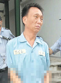 청주 K나이트클럽 대표 이원호씨가 22일 조사를 받기 위해 청주지검으로 들어가고 있다. -청주=김동주기자